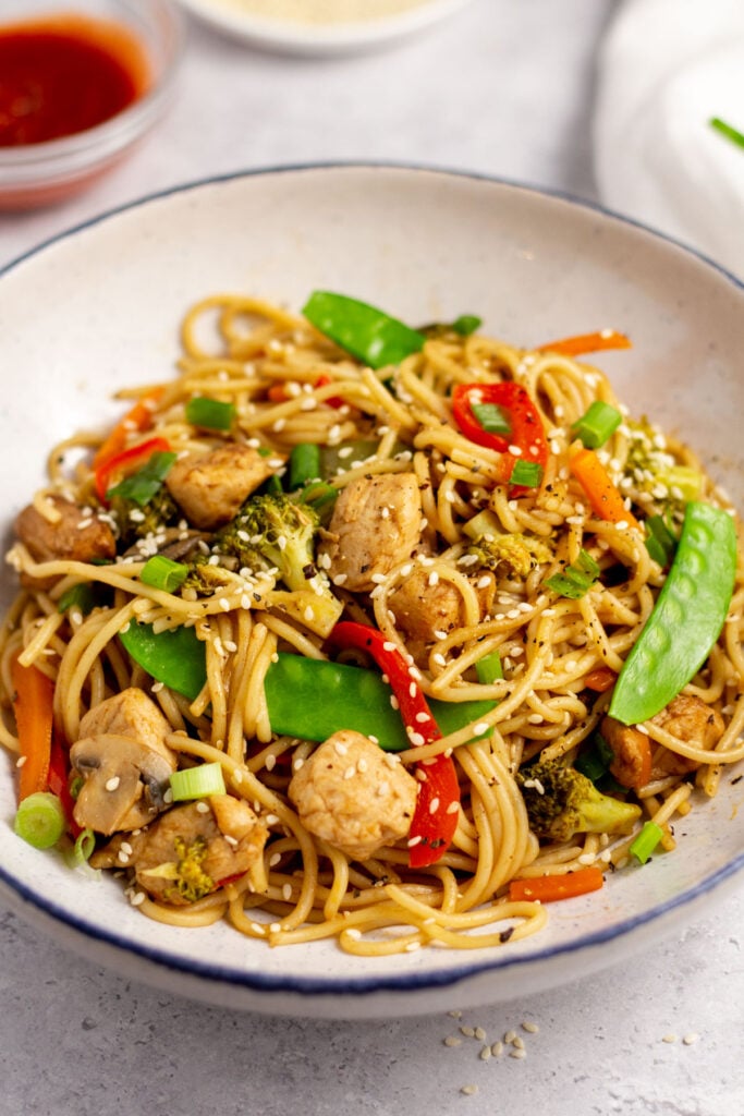 This instant pot chicken lo mein recipe is the perfect quick weeknight meal and just as good to meal prep ahead of time for a satisfying work week lunches. It's easy and fast and full of fresh veggies to boot. Instant pot chicken lo mein is simple to make gluten free or vegetarian and is sure to be on your short list of favorite instant pot recipes! #lnstantpotlomein #instantpotchickenrecipes #instantpotpasta #instantpotchicken