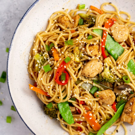 This instant pot chicken lo mein recipe is the perfect quick weeknight meal and just as good to meal prep ahead of time for a satisfying work week lunches. It's easy and fast and full of fresh veggies to boot. Instant pot chicken lo mein is simple to make gluten free or vegetarian and is sure to be on your short list of favorite instant pot recipes! #lnstantpotlomein #instantpotchickenrecipes #instantpotpasta #instantpotchicken
