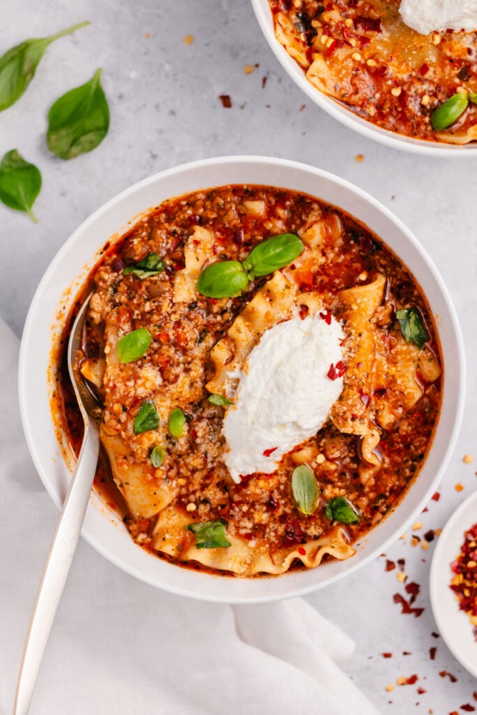 This instant pot lasagna soup only takes 30 minutes, is cooked all in one pot, and can be made gluten free. Made with ricotta, jarred marinara sauce and ground Italian sausage or ground beef, it has all the lasagna flavors you want without taking up much of your time! #healthysouprecipes #lasagnasoup #30minutemeals #instantpotrecipes #instantpotsoup